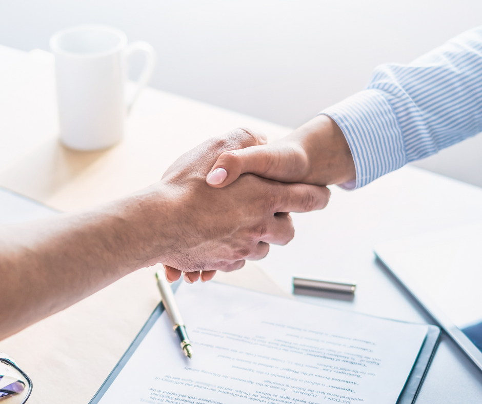 podanie ręki przez dwie osoby