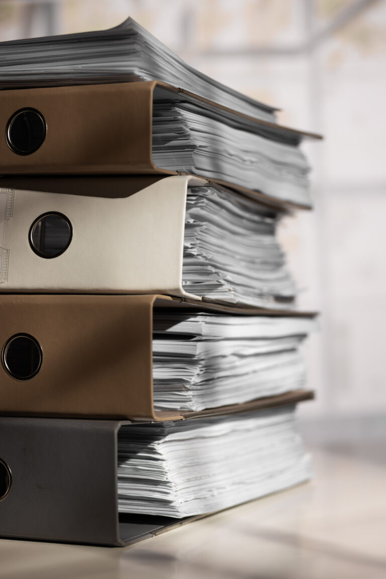 cztery segregatory dokumentów leżących na stole