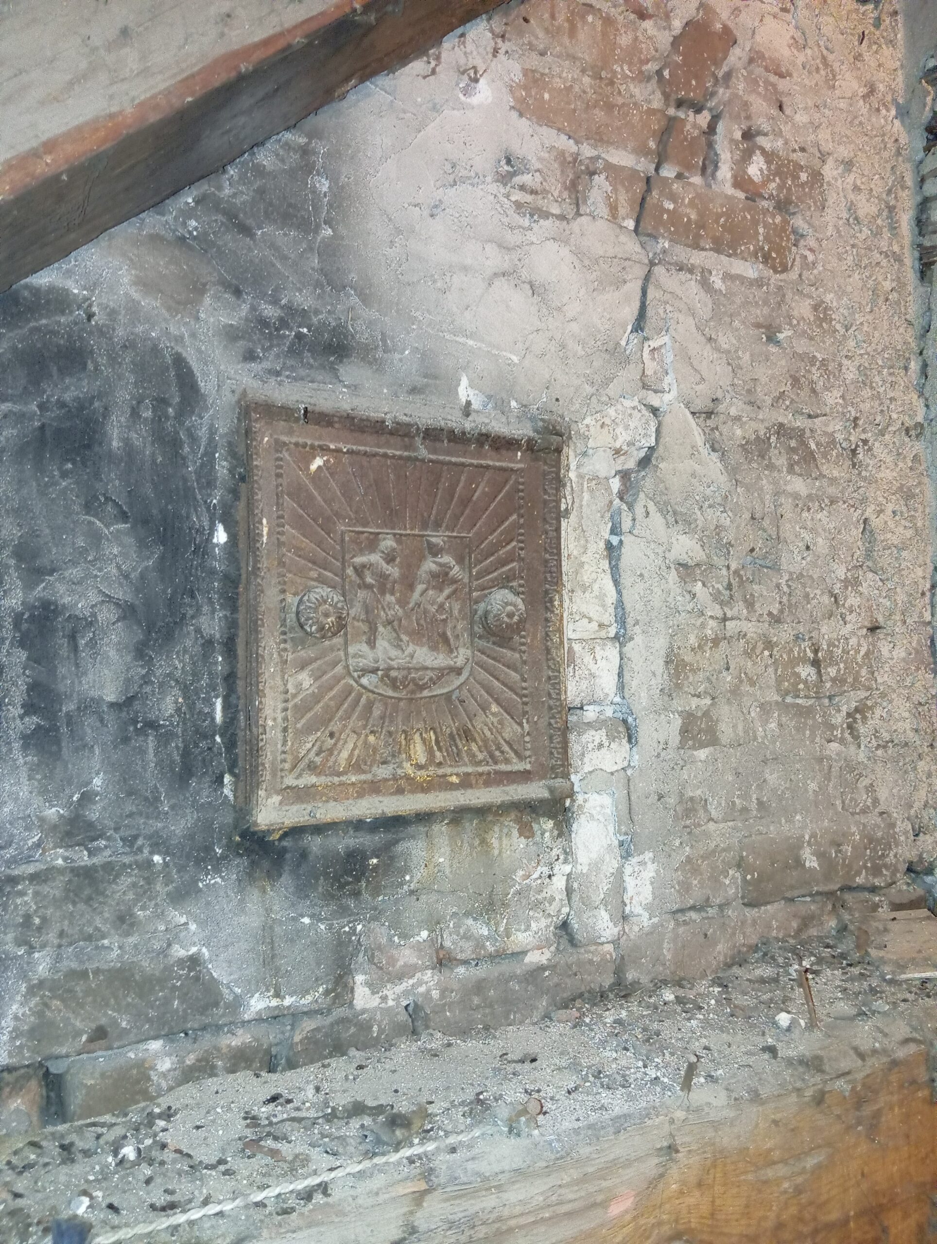 zniszczona ściana budynku